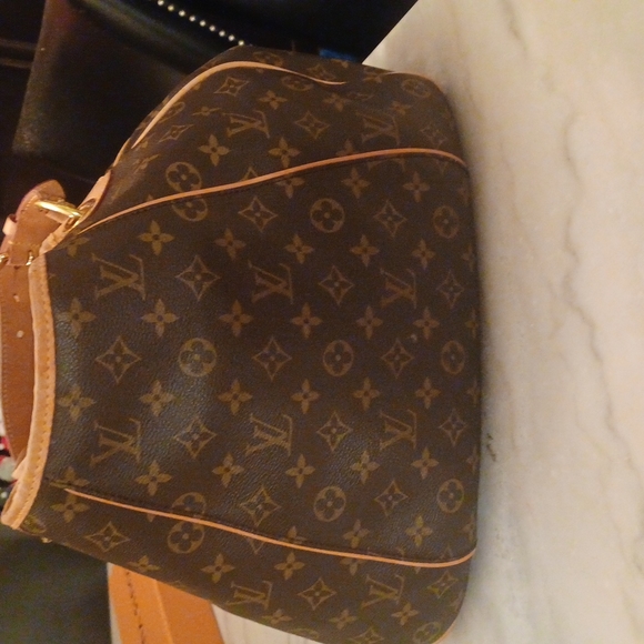 Louis Vuitton Galleria - Picture 6 of 10